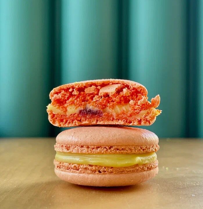 Макаронс малина-маракуйя