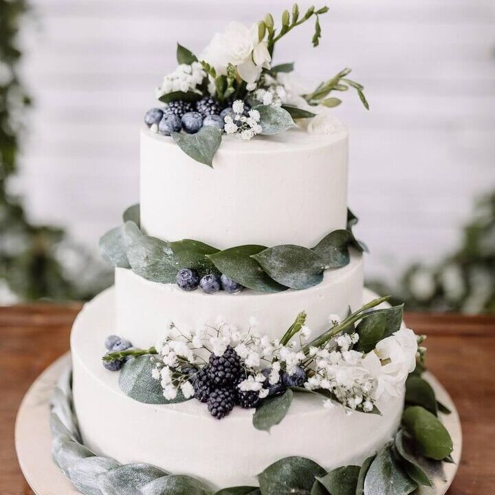 Многоярусный торт на свадьбу