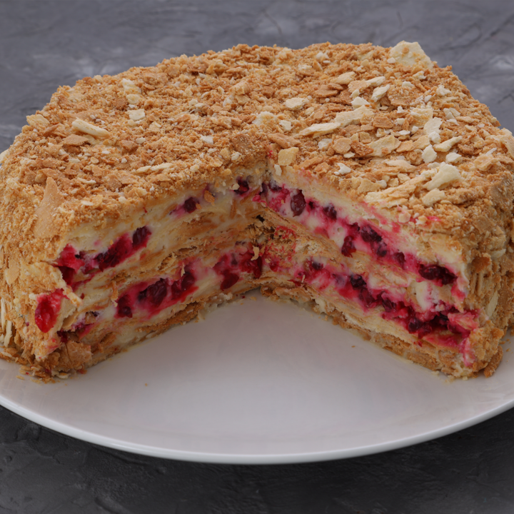 Торт Наполеон с брусникой