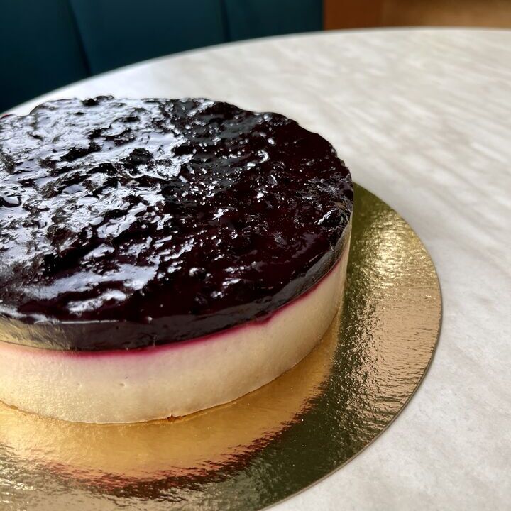 Торт веганский с жимолостью