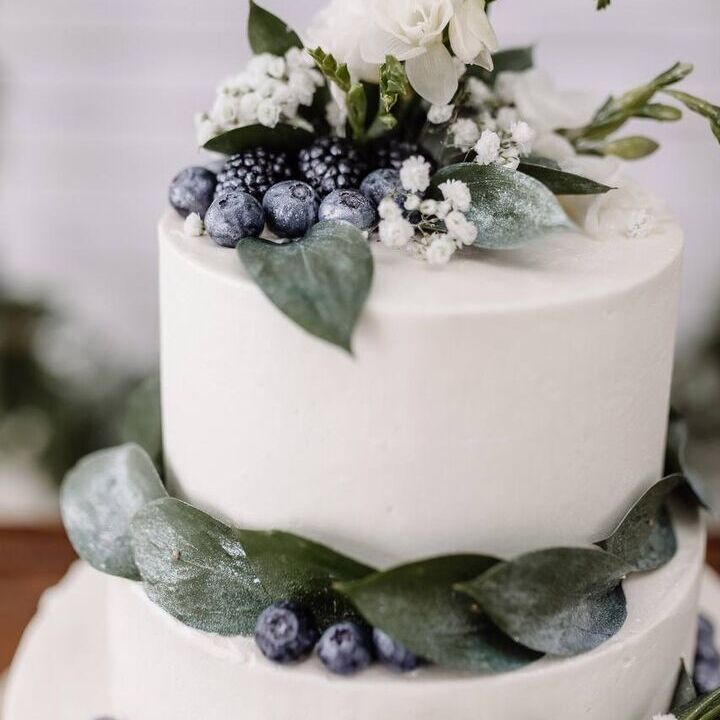 Многоярусный торт на свадьбу