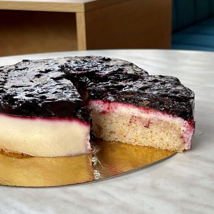 Торт веганский с жимолостью